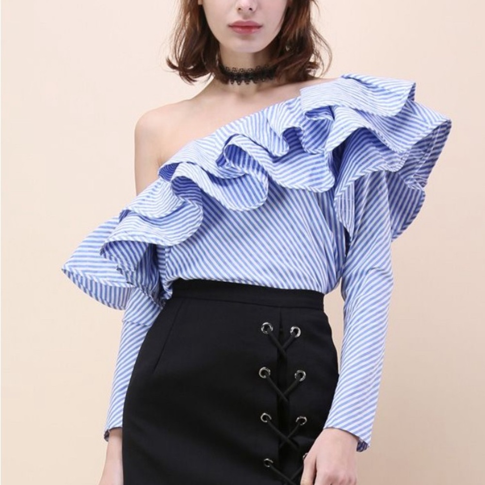 Chicwish ONE-SHOULDER RUFFLE TOP IN BLUE